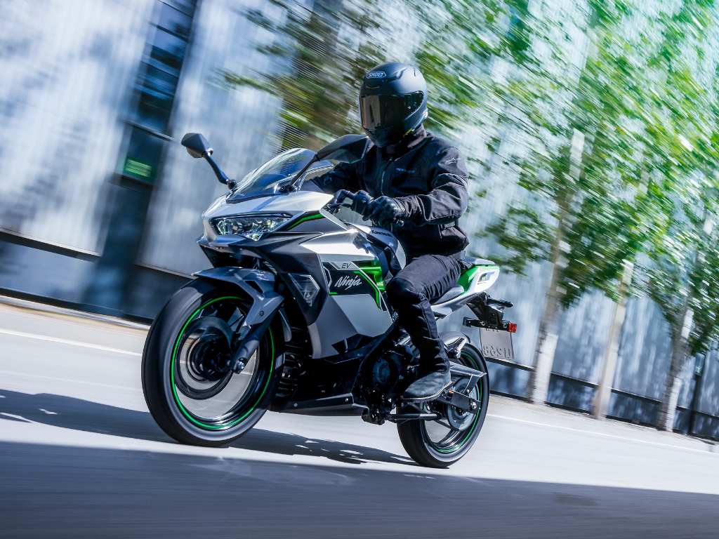 2026_Kawasaki_Web_ - News_Saisonstart_Hyrid / Elektro_Ninja e-1