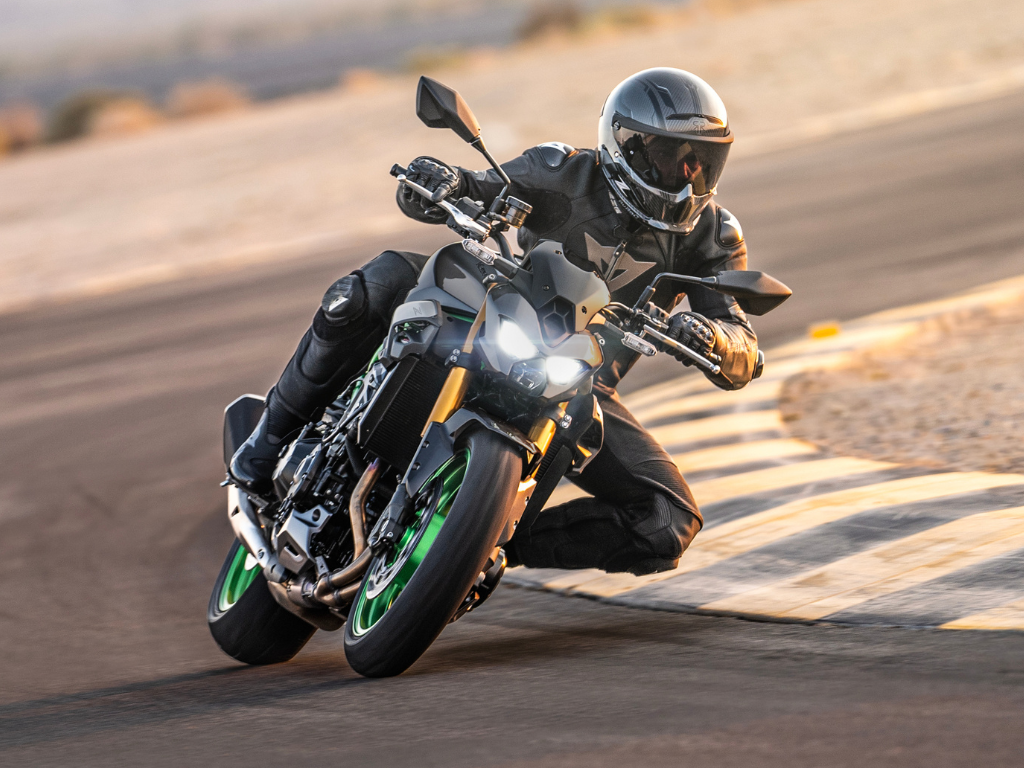 2026_4:3_AEM_Website_Previews_ - 2026_News_Saisonstart_Supernaked_Z900 SE