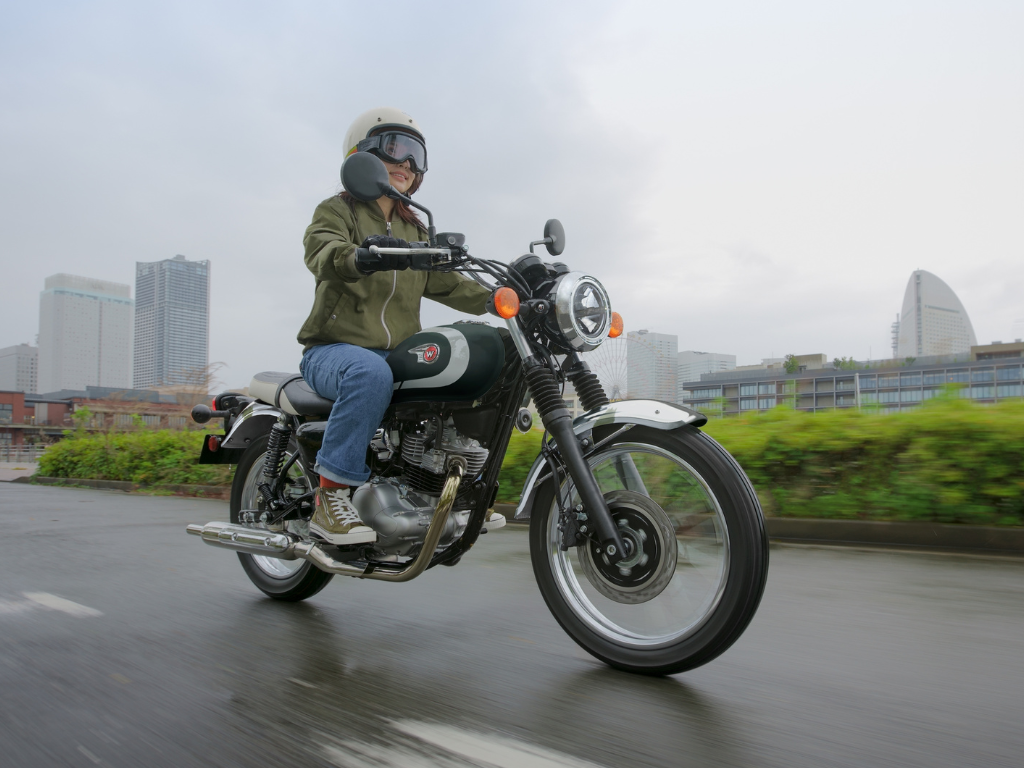 2026_Kawasaki_Web_ - News_Saisonstart_Classic_W230